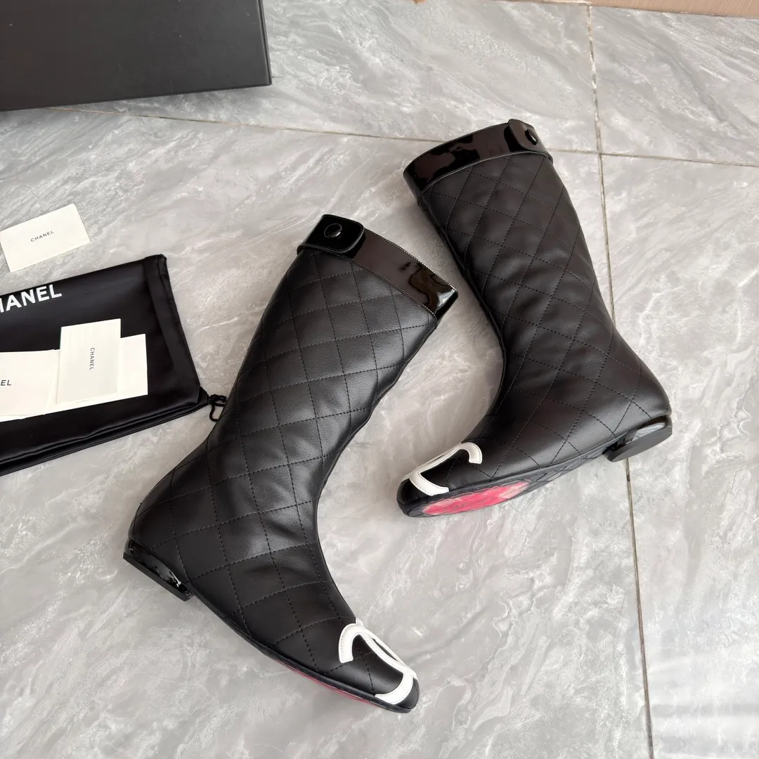 👟👟Ex-factory price 1040👟👟 High version of Chanel CHANEL, 🌞🌞🌞The latest boots from Xiaoxiang 2025 autumn and winter counter, a must-have item for this autumn and winter! ! Ms. Chanel loves simple yet irresistible combinations to show her unique style. Mix and match freely to shine⚡Follow Grandma’s fashion steps! ! ! The top-notch craftsmanship and texture are perfectly presented. No matter any details, you can compare them with the counters. The best quality products can be entered and exited from the counters at will! ! ❶Material: imported cowhide ❷Inner lining: sheepskin lining ❸Feet: sheepskin lining ❹Outsole: original molded sole ❺Heel height: 2 cm ❻Boot shaft height: 13 inches ❼Number: 35-40 (40 and 41 are customized and cannot be returned)